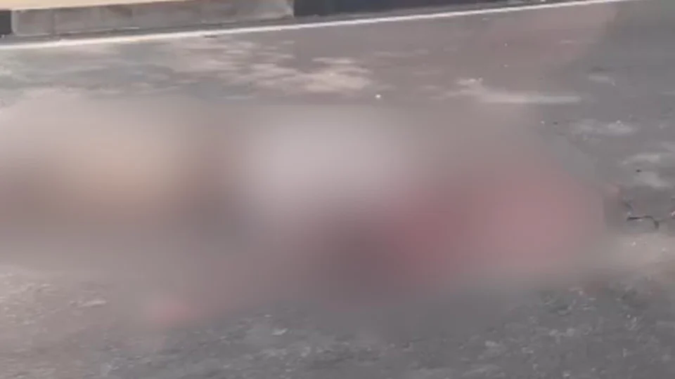 Motoqueiro tem cabeça esmagada após colidir com caminhão em Manaus