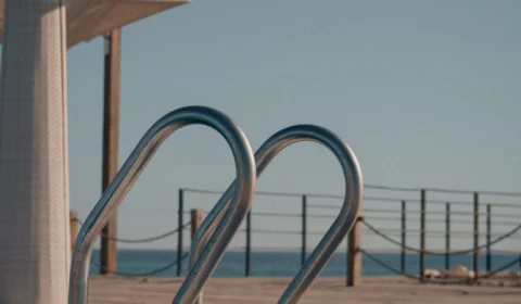 Adolescente morre afogado após ficar preso em escada dentro da piscina em SP