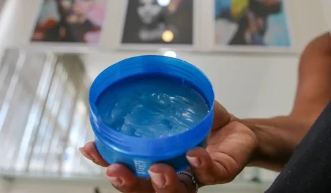 Anvisa cancela registro de mais de 1,2 mil pomadas capilares