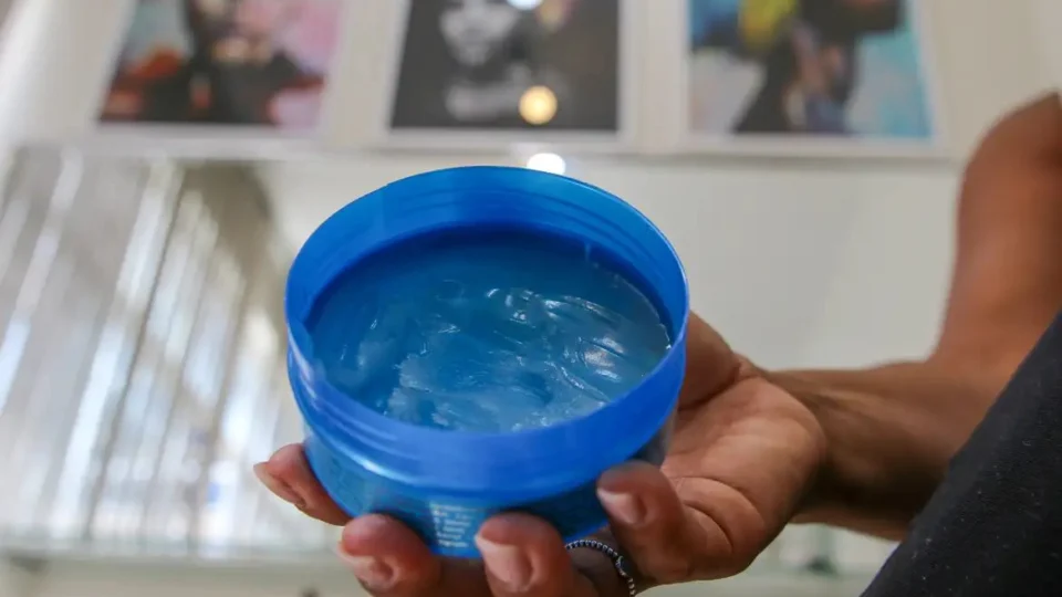 Anvisa cancela registro de mais de 1,2 mil pomadas capilares