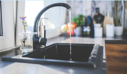 Idosa morre após receber conta de água de R$ 80 mil por engano na Itália