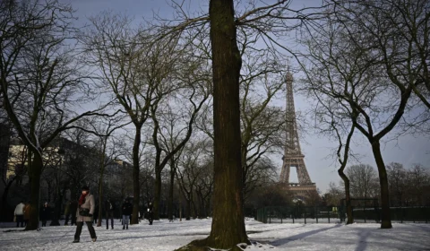 ‘Cidade Luz’ Paris amanhece coberta de neve depois de cinco anos