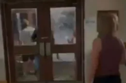 VÍDEO: onda gigante invade restaurante de base militar nos EUA