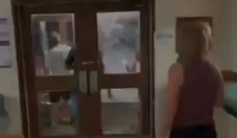 VÍDEO: onda gigante invade restaurante de base militar nos EUA