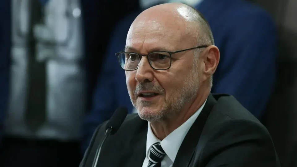 Atual chefe da Abin confirma que se encontrou com Ramagem fora da agenda