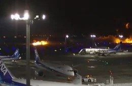 VÍDEO: avião pega fogo ao pousar no aeroporto de Tóquio, no Japão