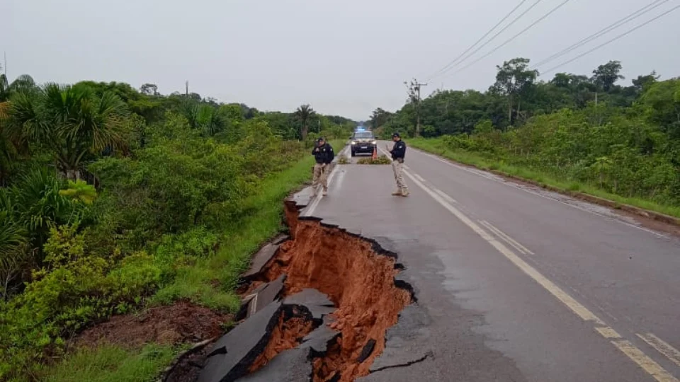 Cratera abre e interdita trecho da BR-174 no Amazonas