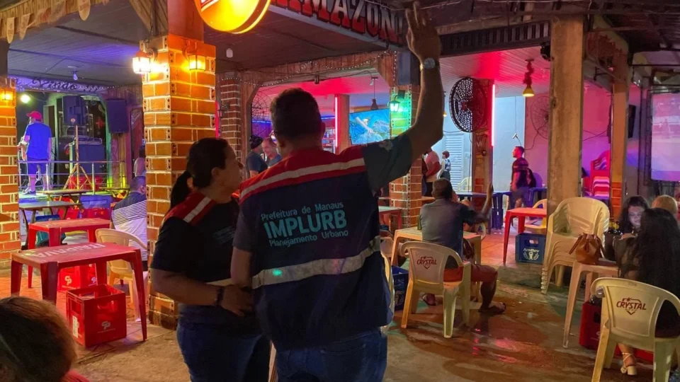Bares são autuados por obstrução de passeio público em Manaus