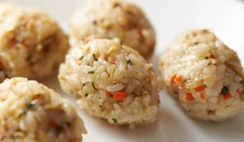 Receita fácil para as férias com as crianças: bolinhos de arroz coloridos