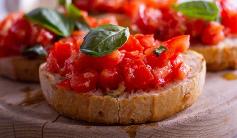 Receitas rápidas para o Réveillon: Bruschettas de tomate e manjericão