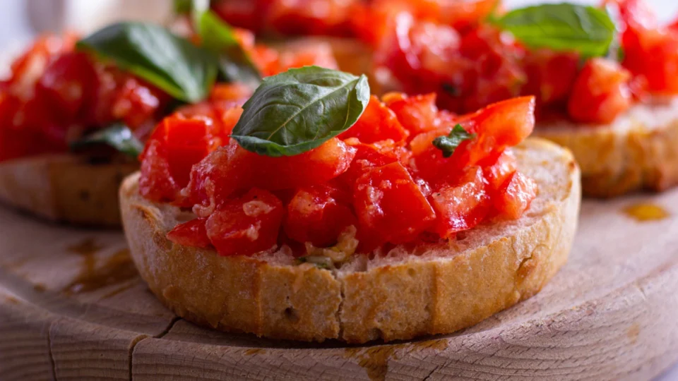Receitas rápidas para o Réveillon: Bruschettas de tomate e manjericão