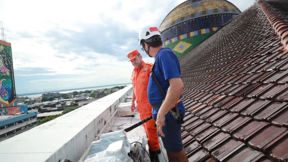 Réveillon do Largo: bombeiros fazem vistoria para show pirotécnico em Manaus