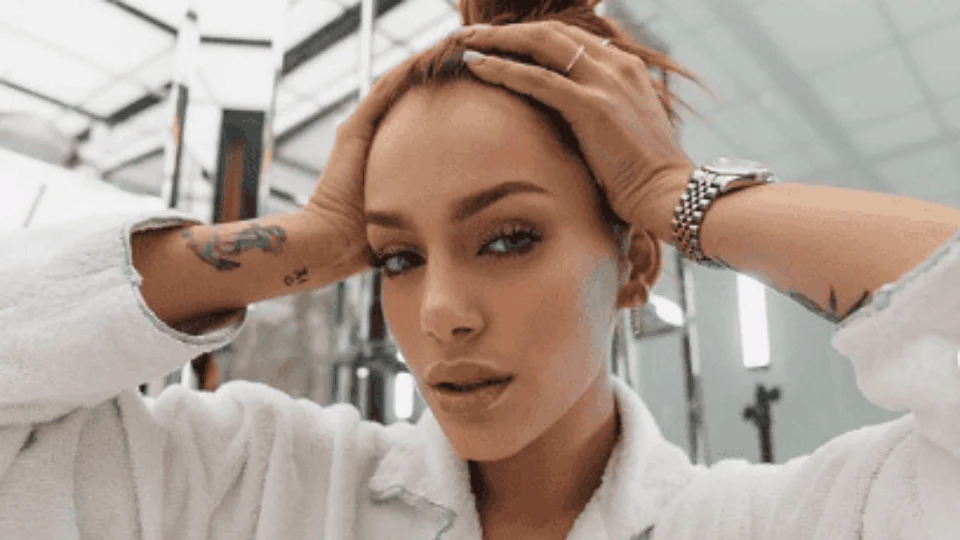 Dá para mudar a cor dos olhos? Entenda cirurgia que fez brasileira viralizar nas redes