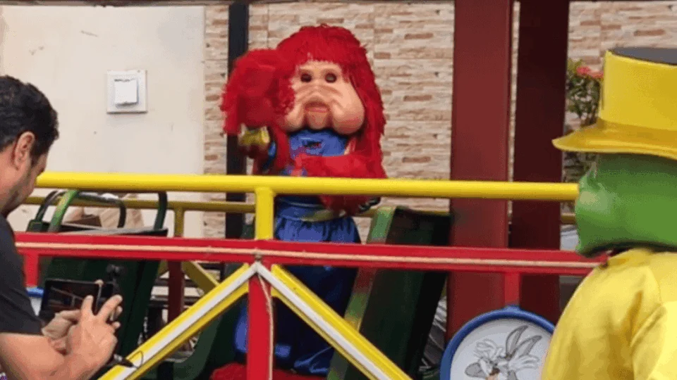 Vestido de Fofão, menino de 2 anos dança com carreta furacão e viraliza nas redes sociais