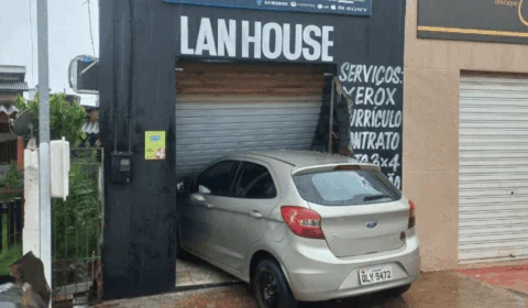 Enfermeira perde controle do carro e invade loja em Rio Branco