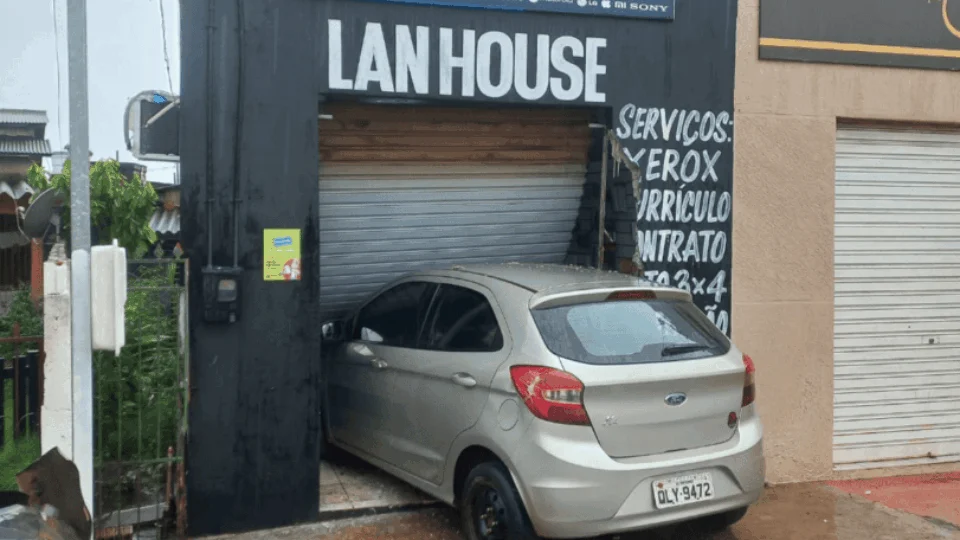 Enfermeira perde controle do carro e invade loja em Rio Branco