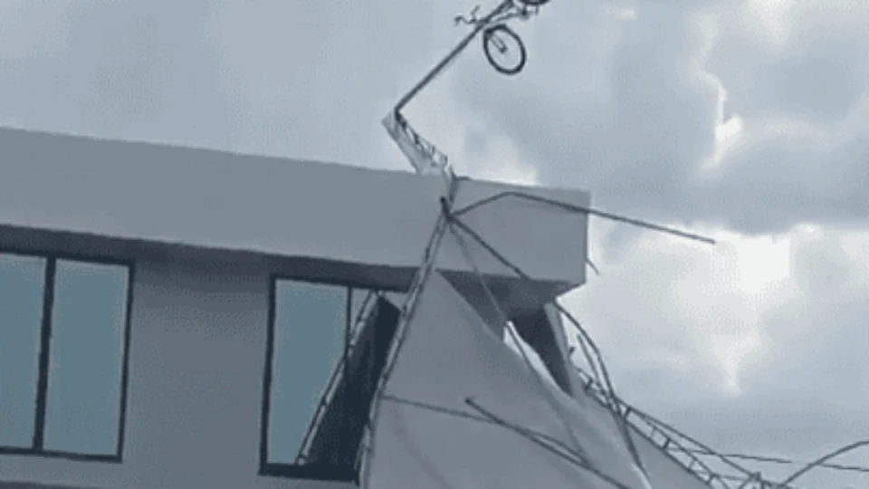 Bicicleta fica presa acima de telhado após ventania em Roraima
