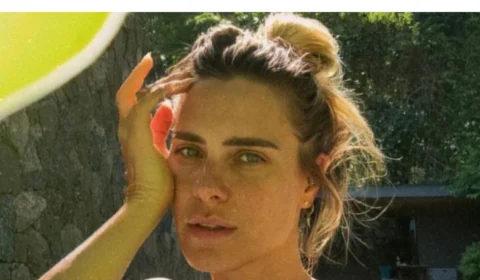 Carolina Dieckmann curte verão de topless e compartilha foto nas redes sociais 