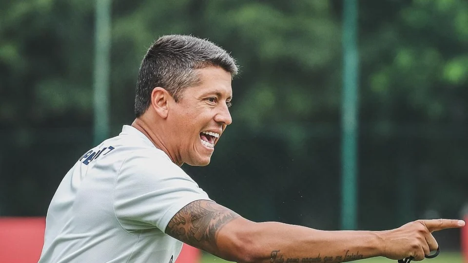 Quarteto fica fora de treino no São Paulo e Carpini integra lateral de 16 anos