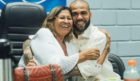 Daniel Alves: vítima irá processar mãe do jogador após divulgar sua imagem