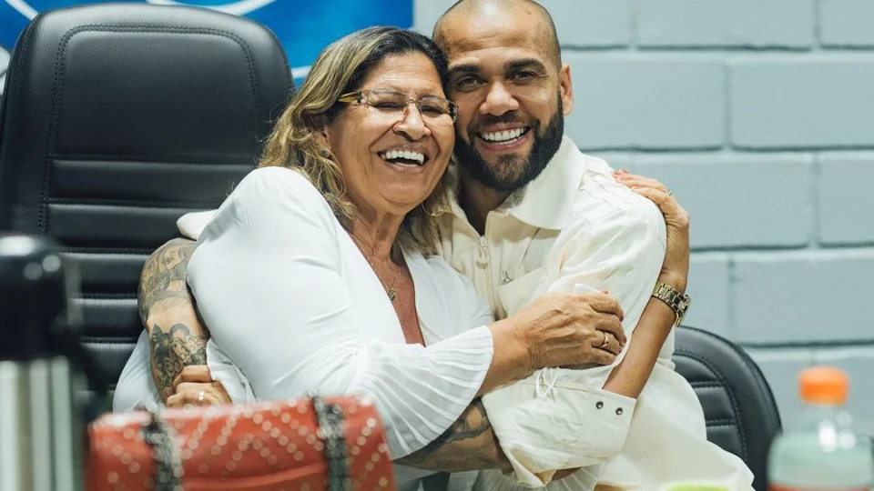 Daniel Alves: vítima irá processar mãe do jogador após divulgar sua imagem