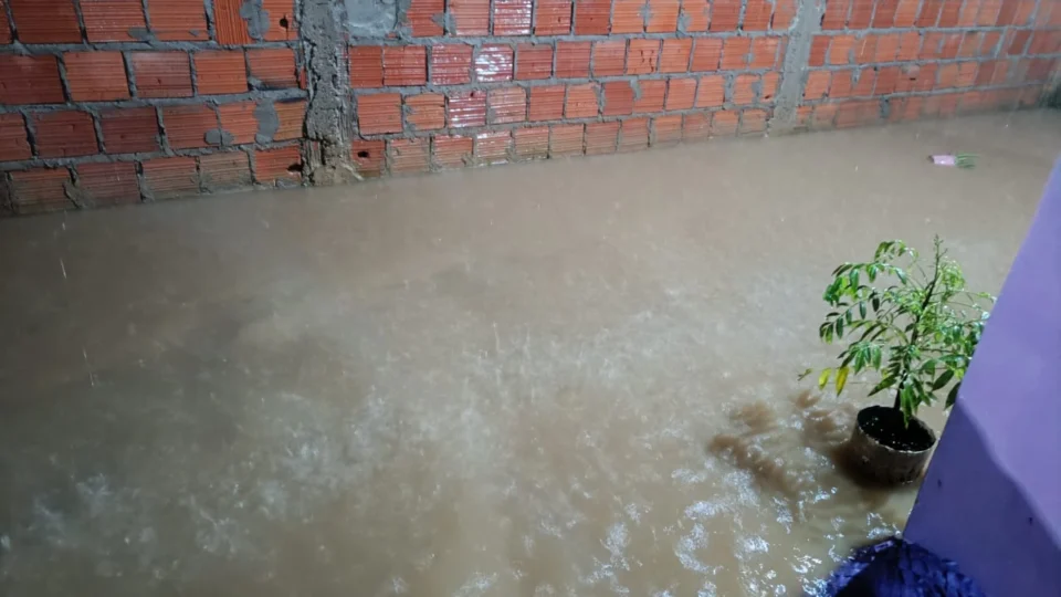 VÍDEO: chuva causa alagação e prejuízos em Carauari-AM