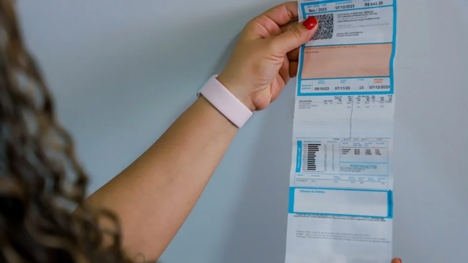 Conta de luz deve subir 5,6% em 2024, diz Aneel