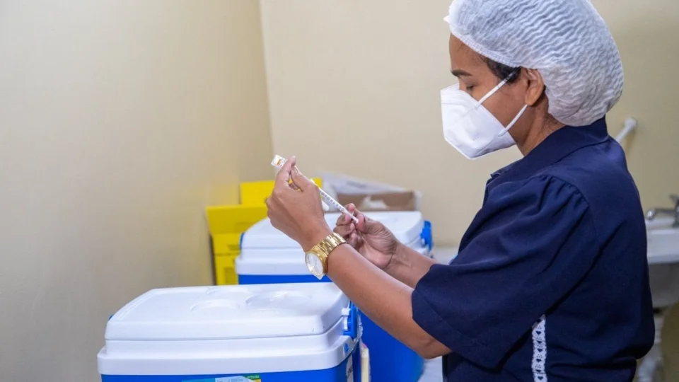 Covid-19: vacina bivalente é ofertada em 74 unidades de Manaus