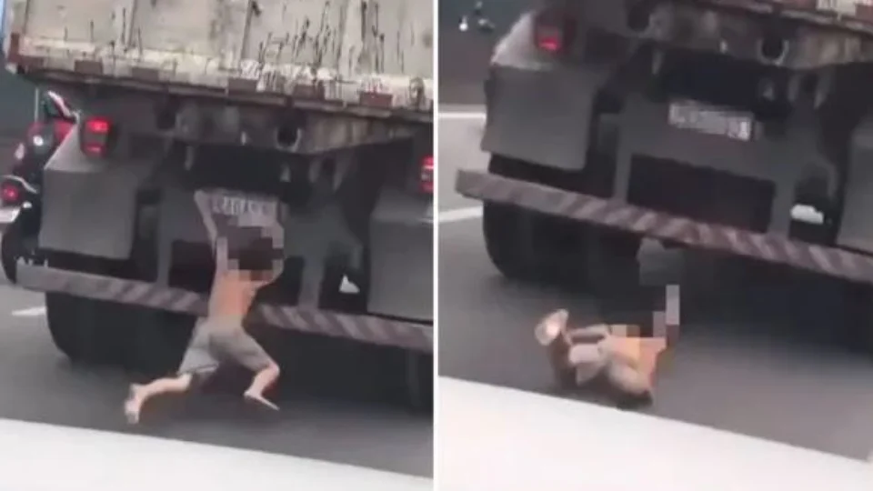 VÍDEO: Criança pega ‘carona’ em caminhão e quase é atropelada