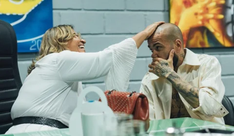 Mãe de Daniel Alves expõe mulher que acusa jogador de estupro
