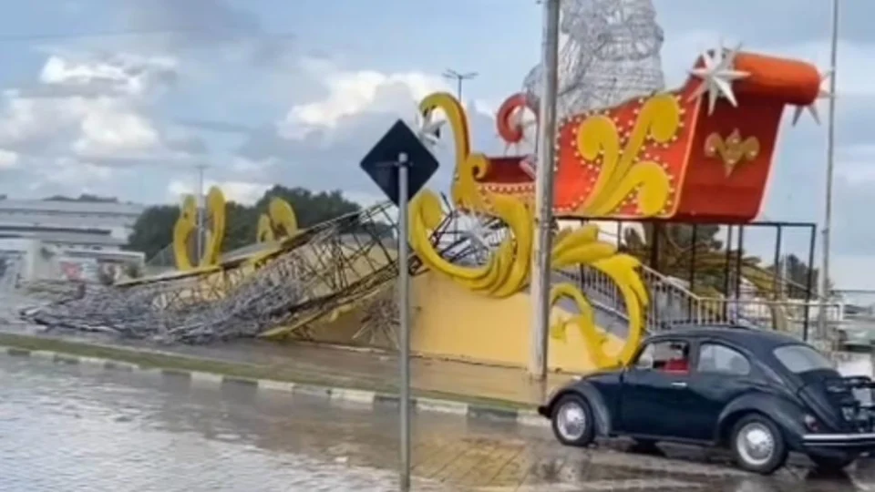 Forte chuva derruba parte de decoração natalina em Boa Vista