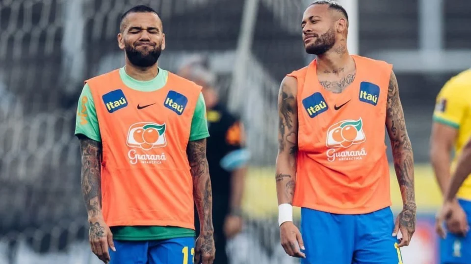 Daniel Alves recebeu R$ 800 mil de Neymar para redução de pena