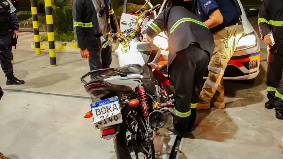 Fiscalização desarticula ‘rolezinho’ e apreende 19 motocicletas em Manaus