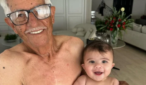 Dupla de Zé Neto, Cristiano mostra filho recém-operado com avô