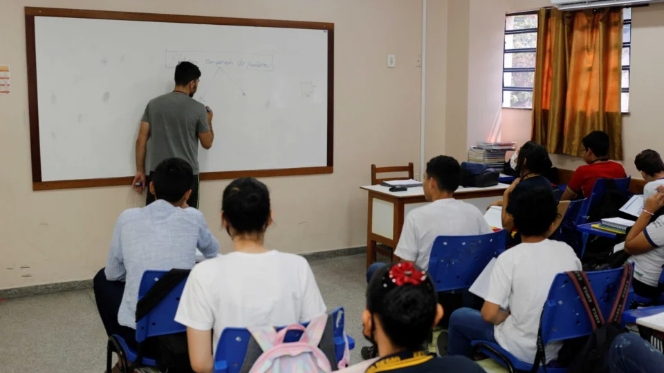 Professores que usavam cargo para abusar de alunas em escola são denunciados no Amazonas