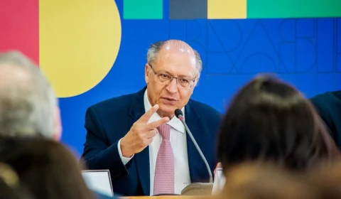 Bolsonaro é ‘desocupado’, mas não ‘atrapalha’, diz Alckmin em entrevista  