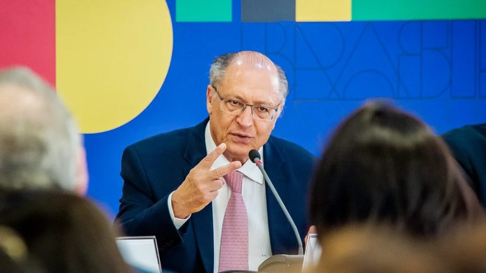 Bolsonaro é ‘desocupado’, mas não ‘atrapalha’, diz Alckmin em entrevista  