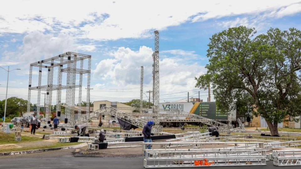 Estrutura da festa da virada começa a ser montada em Palmas, no TO