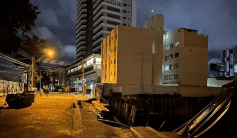 Prédios são evacuados após asfalto desmoronar, em Goiânia