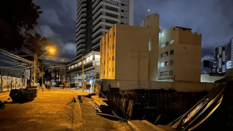 Prédios são evacuados após asfalto desmoronar, em Goiânia