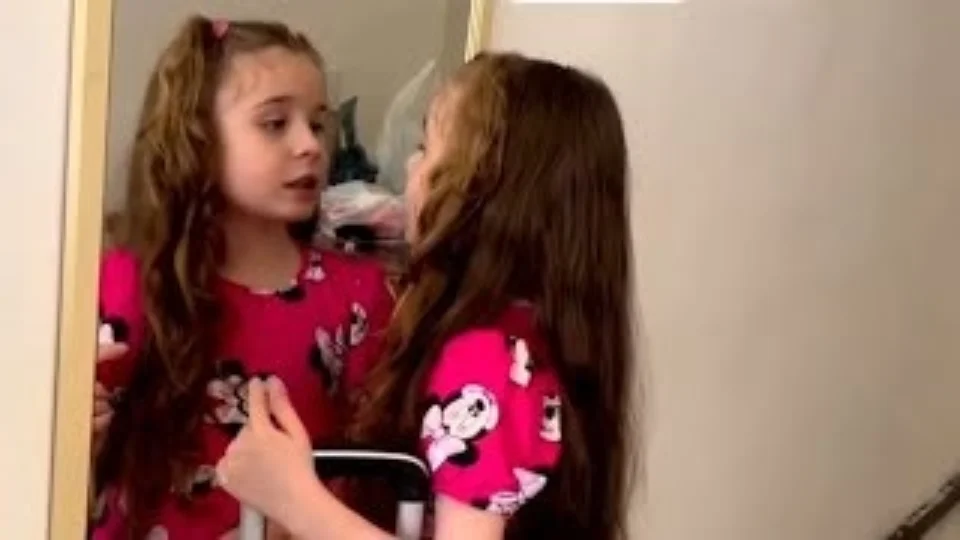 VÍDEO: menina autista emociona a web ao cantar ‘Se esta rua fosse minha’