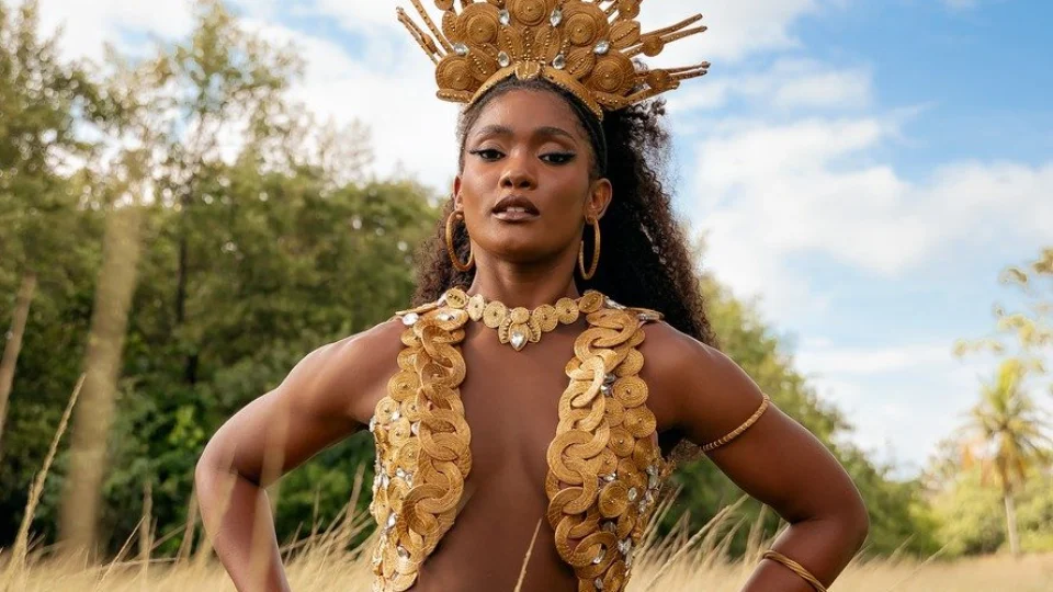 Atriz usa fantasia com símbolo do Tocantins durante ensaio de carnaval