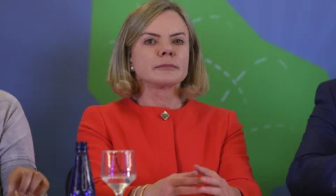 Gleisi Hoffmann critica ato pró Bolsonaro: ‘flerte com o golpismo’ 