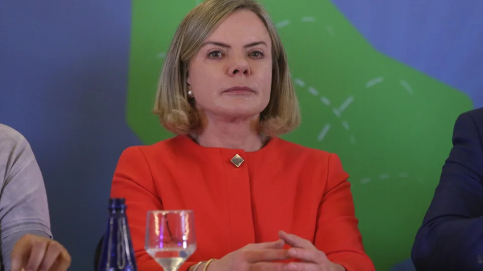 Gleisi diz que Michelle usa ‘métodos covardes’ para calar mulheres petistas