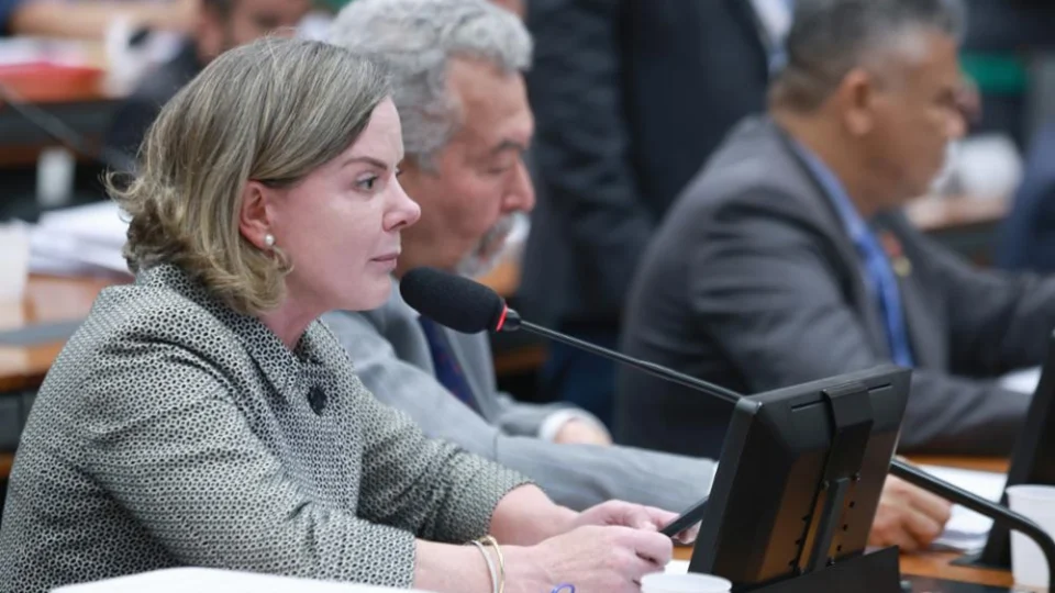 Presidente do PT, Gleisi Hoffmann, é contra corte no PAC