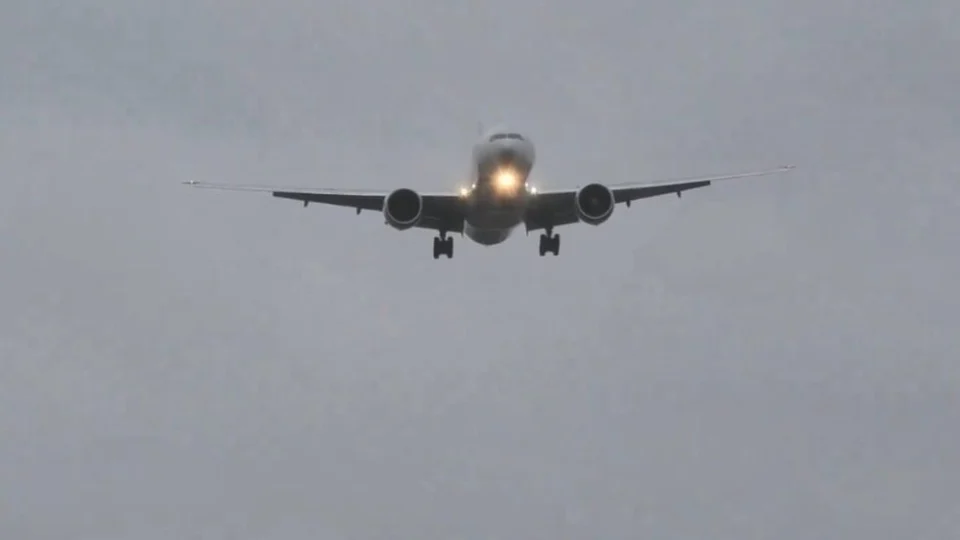 Avião luta contra rajadas de vento para aterrissar em Londres