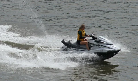 Mulher morre após cair de jet ski e sofrer ruptura na vagina, na Rússia