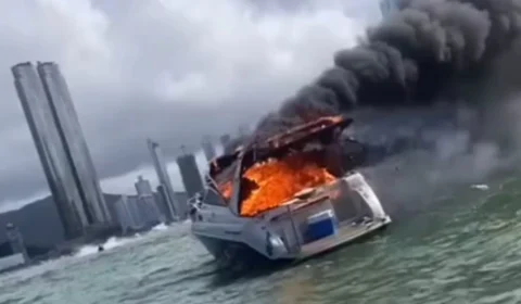 VÍDEO: lancha pega fogo em alto mar no litoral de Santa Catarina