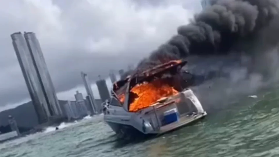 VÍDEO: lancha pega fogo em alto mar no litoral de Santa Catarina