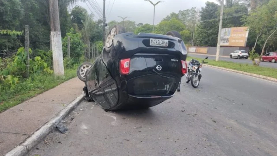 Motorista dorme ao volante e capota na Avenida do Turismo, em Manaus